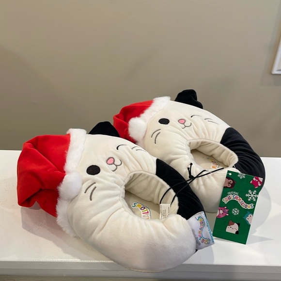 NWT Womens Size 7-8 Cam the Cat with Santa Hat Christmas Squishmallow Slippers - Picture 3 of 3